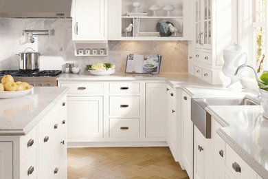 Idéer för ett stort klassiskt l-kök, med en rustik diskho, luckor med profilerade fronter, vita skåp, marmorbänkskiva, vitt stänkskydd, stänkskydd i stenkakel, rostfria vitvaror, ljust trägolv, en köksö och beiget golv