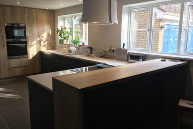Kitchen - mid-sized modern kitchen idea in Hampshire