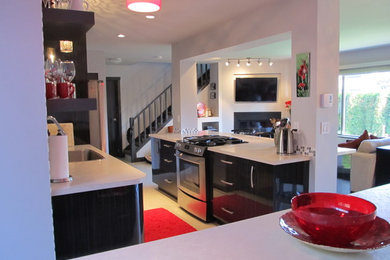 Exempel på ett modernt kök, med en nedsänkt diskho, släta luckor, skåp i mörkt trä, bänkskiva i kvarts, glaspanel som stänkskydd, rostfria vitvaror och en köksö