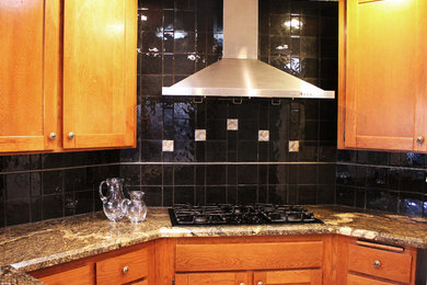 Пример оригинального дизайна: п-образная кухня среднего размера в классическом стиле с обеденным столом, черным фартуком и фартуком из стеклянной плитки