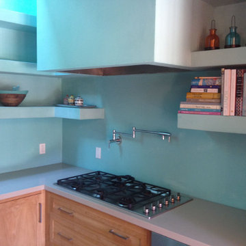 Integrated kitchen shelves plastered with clay.