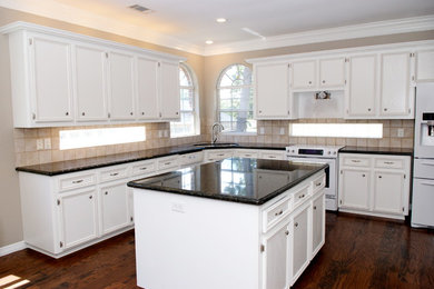 Example of a classic kitchen design in Houston