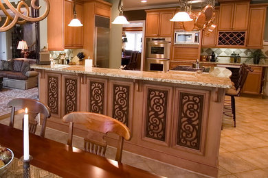Immagine di una grande cucina con ante in legno scuro, top in marmo e 2 o più isole