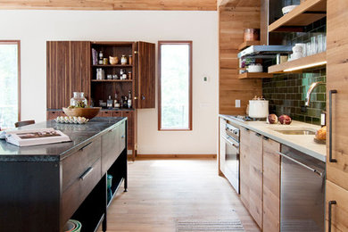 Esempio di una cucina contemporanea con lavello sottopiano, ante lisce, ante in legno scuro, paraspruzzi verde, elettrodomestici in acciaio inossidabile e parquet chiaro