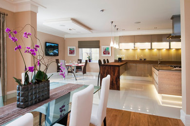 Photo of an expansive contemporary kitchen in London.