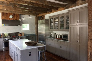 На фото: кухня среднего размера в стиле кантри