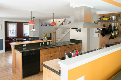 バーリントンにある中くらいなトランジショナルスタイルのおしゃれなキッチン (淡色木目調キャビネット、シルバーの調理設備、淡色無垢フローリング) の写真