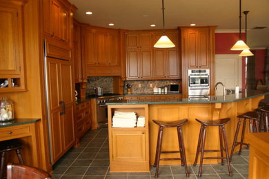Ejemplo de cocina tradicional abierta con armarios con paneles empotrados, puertas de armario de madera oscura, electrodomésticos blancos y suelo de baldosas de cerámica