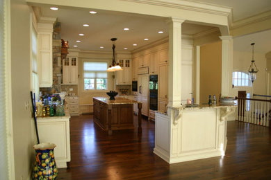 Foto de cocina clásica abierta con armarios con paneles empotrados, puertas de armario blancas, encimera de granito, electrodomésticos blancos y suelo de baldosas de cerámica
