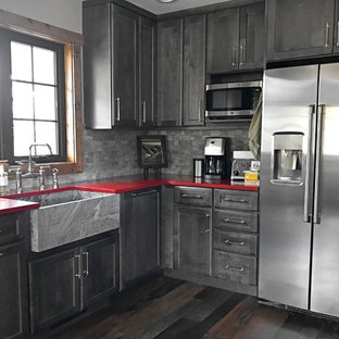 Immagine di una cucina tradizionale di medie dimensioni con lavello stile country, ante in stile shaker, ante grigie, top in quarzo composito, paraspruzzi grigio, elettrodomestici in acciaio inossidabile, parquet scuro, nessuna isola e top rosso