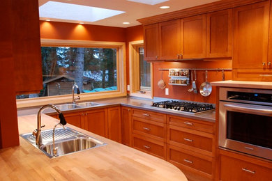Photo of a traditional kitchen in Vancouver.