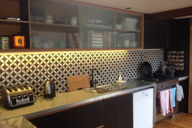 Imagen de cocina contemporánea pequeña con fregadero de doble seno, armarios con paneles lisos, puertas de armario de madera en tonos medios, encimera de mármol y una isla