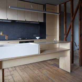 Foto di una cucina industriale con lavello stile country, ante lisce, top in legno, paraspruzzi nero, pavimento in compensato, ante in legno chiaro, paraspruzzi con piastrelle a mosaico e elettrodomestici in acciaio inossidabile