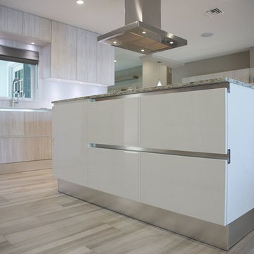 ISLAND INTERIOR - WHITE HIGH GLOSS LACQUER WITH WASHED OAK LAMINATE PERIMETER