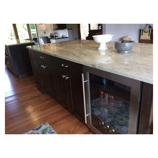 Island mini Fridge - Traditional - Kitchen - Chicago - by Sheri's Design  and Consulting | Houzz IE