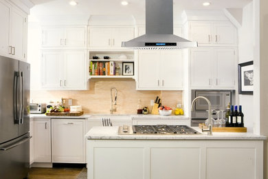 Foto de cocina actual con electrodomésticos de acero inoxidable