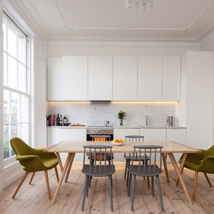 Nordische Küche mit Rückwand aus Marmor in London
