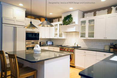 Example of a mid-sized arts and crafts l-shaped light wood floor and brown floor eat-in kitchen design in Seattle with an undermount sink, shaker cabinets, white cabinets, quartzite countertops, white backsplash, ceramic backsplash, stainless steel appliances, an island and gray countertops