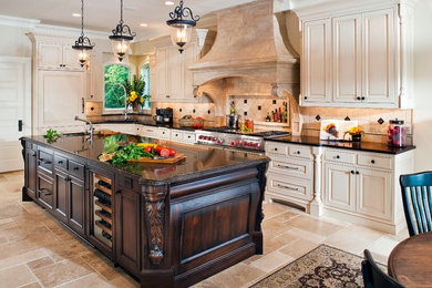 Cette image montre une grande cuisine américaine traditionnelle en L avec des portes de placard blanches, un plan de travail en granite, une crédence multicolore, une crédence en céramique, un électroménager en acier inoxydable et îlot.