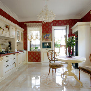 Esempio di una grande cucina chic chiusa con ante con riquadro incassato, ante bianche, top in quarzite, paraspruzzi bianco, paraspruzzi con piastrelle a mosaico e pavimento in marmo