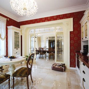 Esempio di una grande cucina lineare classica chiusa con ante bianche, top in quarzite, paraspruzzi bianco, paraspruzzi con piastrelle a mosaico, elettrodomestici neri e pavimento in marmo