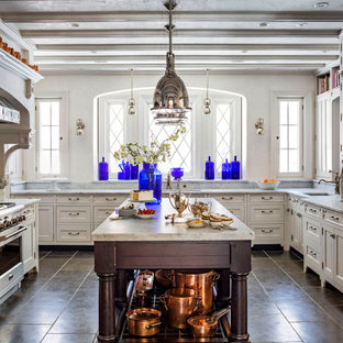 Ispirazione per un ampio cucina con isola centrale vittoriano con lavello stile country, ante con riquadro incassato, top in granito, paraspruzzi grigio, paraspruzzi in granito, elettrodomestici in acciaio inossidabile e top grigio