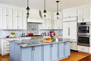 Bild på ett stort vintage grå grått kök, med en undermonterad diskho, skåp i shakerstil, vita skåp, bänkskiva i kvarts, blått stänkskydd, stänkskydd i stenkakel, rostfria vitvaror, mellanmörkt trägolv, en köksö och brunt golv