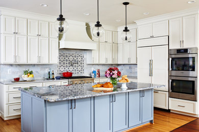 Example of a large transitional l-shaped medium tone wood floor and brown floor eat-in kitchen design in Chicago with an undermount sink, shaker cabinets, white cabinets, quartz countertops, blue backsplash, stone tile backsplash, stainless steel appliances, an island and gray countertops