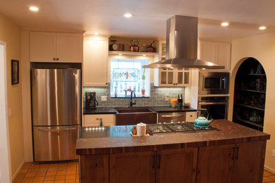 Einzeilige Moderne Wohnküche mit Schrankfronten im Shaker-Stil, weißen Schränken und Kücheninsel in San Luis Obispo