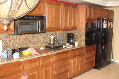 Example of a classic kitchen design in Miami