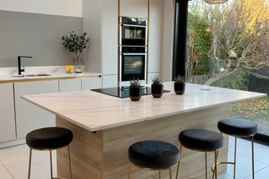 Inspiration for a contemporary kitchen remodel in Edinburgh