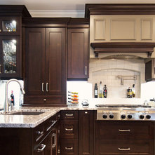 Traditional Kitchen by Lacey Construction Ltd.