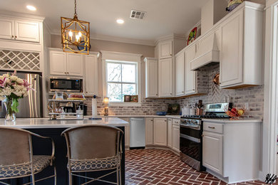 Klassische Küche mit Granit-Arbeitsplatte, Küchengeräten aus Edelstahl, Backsteinboden, Kücheninsel und weißer Arbeitsplatte in Sonstige