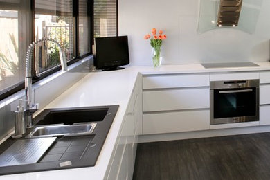 This is an example of a modern kitchen in Hobart.