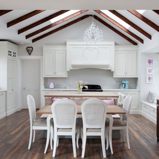 Diseño de cocina en L, romántica, de tamaño medio, con armarios con paneles empotrados, puertas de armario blancas, encimera de madera, suelo de madera oscura, suelo marrón, fregadero sobremueble y encimeras beige