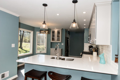 Foto de cocina minimalista con armarios estilo shaker y electrodomésticos de acero inoxidable