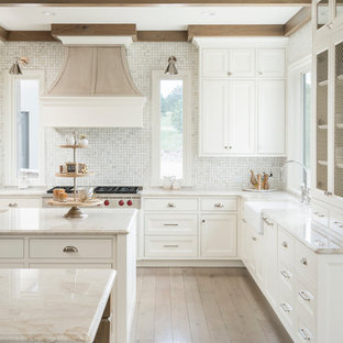 Ispirazione per una cucina a L chic con lavello stile country, ante con riquadro incassato, ante bianche, paraspruzzi bianco, paraspruzzi con piastrelle a mosaico, parquet chiaro, 2 o più isole, pavimento beige e top beige