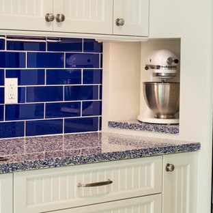 Esempio di una cucina minimal di medie dimensioni con lavello sottopiano, ante in stile shaker, ante bianche, top in vetro, paraspruzzi blu, paraspruzzi con piastrelle diamantate, elettrodomestici in acciaio inossidabile e pavimento in travertino