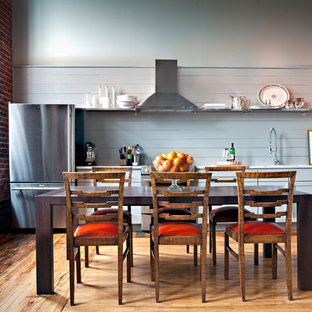 Foto de cocina comedor lineal, contemporánea, con electrodomésticos de acero inoxidable y armarios abiertos
