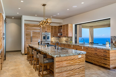 ハワイにあるトロピカルスタイルのおしゃれなキッチン (アンダーカウンターシンク、ルーバー扉のキャビネット、中間色木目調キャビネット、ベージュの床、グレーのキッチンカウンター) の写真