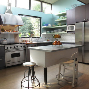 Immagine di una grande cucina minimal con elettrodomestici in acciaio inossidabile, ante lisce, top in marmo, paraspruzzi bianco, paraspruzzi con piastrelle diamantate, lavello sottopiano, parquet chiaro e ante viola