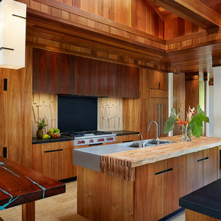 Immagine di una grande cucina ad ambiente unico tropicale con lavello a doppia vasca, ante lisce, ante in legno scuro, top in legno e 2 o più isole