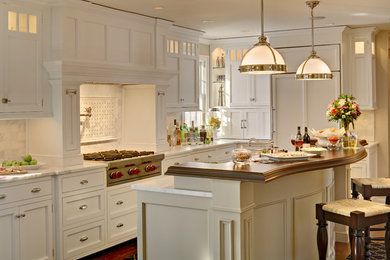 ニューアークにあるトラディショナルスタイルのおしゃれなキッチン (木材カウンター、落し込みパネル扉のキャビネット、白いキャビネット、白いキッチンパネル、パネルと同色の調理設備) の写真
