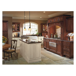 Kemper Cabinets Rustic Kitchen With Contrasting Finishes Masterbrand Cabinets Inc Img~b3312061041b5a81 9967 1 Cd573bb W320 H320 B1 P10 