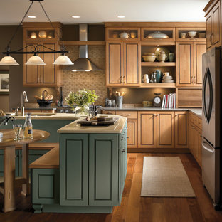 Foto di una cucina bohémian di medie dimensioni con lavello sottopiano, top in quarzo composito, paraspruzzi beige, paraspruzzi con piastrelle in ceramica, elettrodomestici in acciaio inossidabile, pavimento in legno massello medio, isola, ante in legno chiaro e ante con riquadro incassato