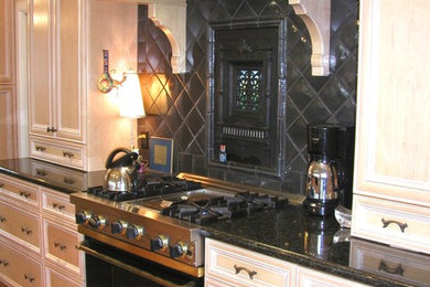 バンクーバーにあるトラディショナルスタイルのおしゃれなキッチンの写真