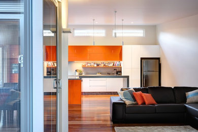 Moderne Küche mit Quarzwerkstein-Arbeitsplatte, Küchenrückwand in Grau und Glasrückwand in Adelaide