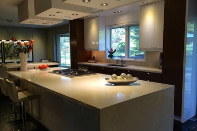 Exempel på ett stort modernt kök, med släta luckor, vita skåp, vitt stänkskydd och en köksö