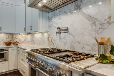 Foto de cocina moderna con encimera de granito, salpicadero blanco y salpicadero de losas de piedra