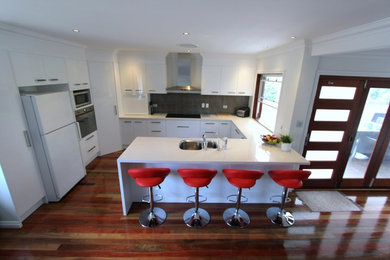 На фото: отдельная кухня в стиле модернизм